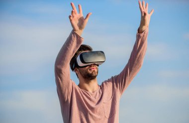 Mühendislik projesi. Artırılmış gerçeklik. Sanal gerçeklik. Siber uzay. Oyun online. Adam kablosuz VR gözlük takıyor. Modern teknolojiyi kullan. Sanal gerçeklik gözlükleri. Dijital gelecek ve yenilik