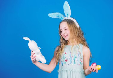 Çocuk sevimli tavşan kostümü. Mutlu Paskalya. Neşeli bebek Paskalya kutlamak. Bahar tatili. Mutlu çocukluk. Paskalya günü için hazır. Çocuklar için Paskalya aktiviteleri. Uzun tavşan kulakları ile tatil tavşan kız