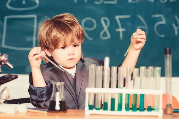 Chemische Analyse. Talentierte Wissenschaftlerin. Kind studiert Chemie. Biotechnologie und Pharmazie. Genialer Schüler. Bildungskonzept. Wunderkind experimentiert mit Chemie. Junge Reagenzgläser Flüssigkeiten Chemie — Stockfoto