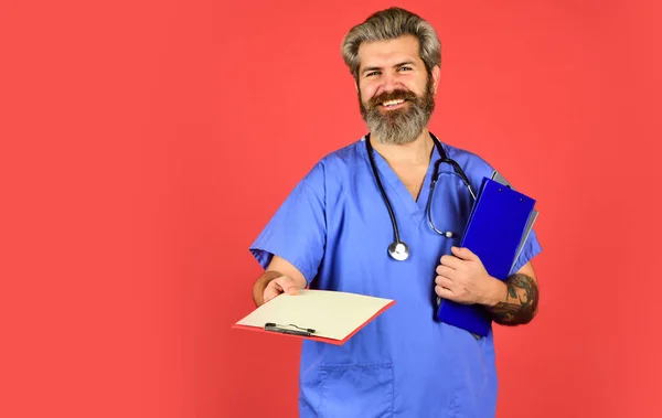 Salud. Concepto de tratamiento médico. Documentos y protocolos. Clínica privada. Departamento del hospital. El hombre barbudo guapo doctor trabaja en el hospital. Ingresos hospitalarios. Infección por virus bacterias — Foto de Stock