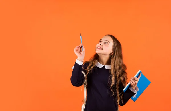 Todo comienza con la idea. Un niño feliz tiene una idea. Niña pequeña sostenga el cuaderno y la pluma. Idea y creatividad. Mente creativa. Pensamiento positivo. Escuela y educación. Gran idea para un gran resultado, espacio de copia — Foto de Stock