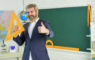 Final sınavı test öğrenme sonuçlarını tasarladı. Öğretmen teorisini açıklıyor. Üniversite ve lise. Test için hazırlanın. Öğretmen sakallı adam kara tahta geçmişi. Öğretmenlik işi. Sınıfta öğretim görevlisi