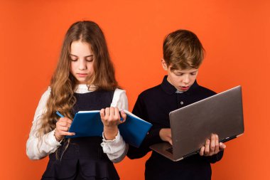 Programlama çalış. Laptop bilgisayarı olan bir öğrenci. Bilgisayarı kullanan çocuk. İnternette hayat. Sosyal ağlar ve blog. Modern bilgi kaynağı. İnternette sörf yapmak. Modern meslek. Çocuklar için modern eğitim
