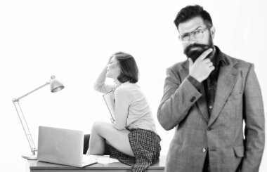 Seksi bayan ofis işçisi. Seksi kişisel Sekreter. Arzu dolu. İşteki ezmek cinsel arzuyu arttırır. Sakallı patron seksi kız çalışan laptop önünde stand. Ofis Yöneticisi veya Sekreter