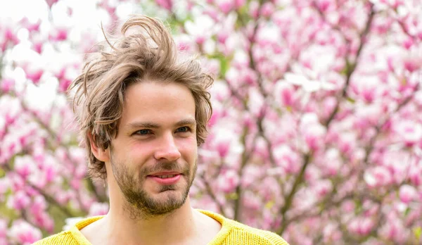 Botanique et nature. Homme fleurs fond déconcentré. Beauté printanière. Jardin botanique. Fraicheur et éveil. Des fleurs tendres. Hipster profiter de la fleur. Concept printanier. Guy se détendre dans le parc de fleurs — Photo