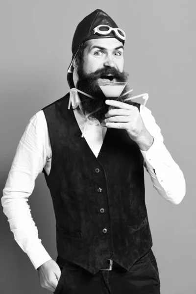 Piloto barbudo bonito feliz com barba longa — Fotografia de Stock