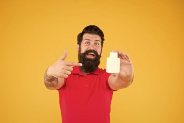 Yaşla ilgili sağlık sorunlarını önlemek için. İlaç almam lazım. Sakallı adamın elinde uyuşturucu şişesi var. Hipster ilaç vitamin kompleksi. Hasta adamın sağlık sigortası. sakal bakımı. Erkek için biyolojik katkı maddeleri. seçici odak