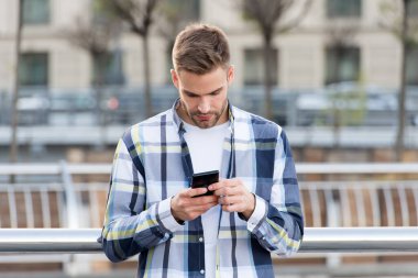 Konum seçenekleri paylaşılıyor. Başvuru formu. Adam akıllı telefon binalarının geçmişini tutuyor. Mesaj çevrimiçi. Modern akıllı telefon. İletişim. E-posta gönder. Cevap veriliyor. Şehir kablosuz interneti. Akıllı telefon ayarları