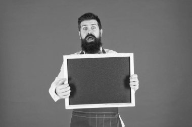 Acele et. Şaşırmış hippi barmen. Ne pişireceğimi. Restoran menüsü. Kafe reklamı. Mutlu saatler. Sakallı adam tahtası, kopyalama alanı. Mutfakta vahşi bir garson. olgun adam kırmızı arkaplan