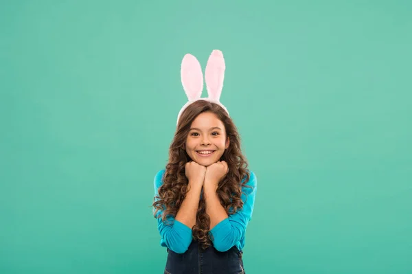 Fira med stil. Glad flicka firar påsk. Flickan bär kaninöron. Liten flicka i påsk stil. Skönhet ser söt ut kanin. Helgfirande. Skönhet och stil — Stockfoto