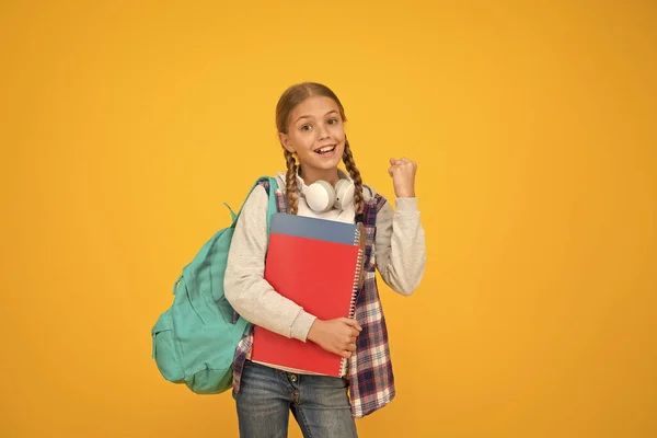 Schoolclub. Modern onderwijs. Privé-onderwijs. Tiener met rugzak en boeken. Gemotiveerd en ijverig. Stijlvol schoolmeisje. Meisje kleine modieuze schoolmeisje dragen rugzak. Schoolmeisje dagelijks leven — Stockfoto