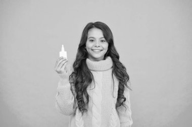 Kız burun damlası tutuyor. Alerji konsepti. Ev tedavisi. Burun, plastik şişe düşürür. Etkili burun spreyi. Burnu akıyor ve soğuk algınlığının diğer belirtileri. Mevsimsel alerji. Çocuk etkili ilaçlar kullanıyor.