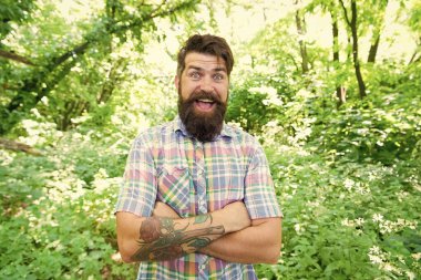Eko yaşam tarzı. Adam sakallı hipster yeşil ağaçlar arka plan. Adam yaz doğada dinlenmek. Yaz ormanında erkek sakalı ve bıyığı. Yaz tatili konsepti. Çevreile birleşmiş. Yakışıklı oduncu