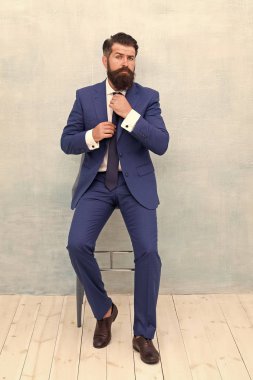 Centilmen modern tarz. Yakışıklı, maço bir adam smokin giyer. Moda kıyafetleri. Modern trend. Kendinden emin. Gerçekten mükemmel. Terzi kıyafeti. Moda dükkanı. Kiralık kıyafet servisi. Zarif moda kıyafeti.