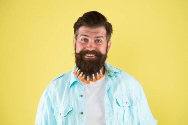 Tımar etmeyi seviyorum. Kendimi seviyorum. Sakalı sevgiyle tedavi et. Sevgililer Günü. Berber dükkanı konsepti. Kuaför salonu. Saç stili kılavuzu. Adam sakallı mandal topluyor. Kalpleri mandallı zalim bir hippi.