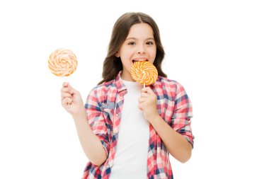 Günde bir lolipop dinlenmene ve oynamana yardımcı olur. Mutlu kız beyaza izole edilmiş lolipopun tadını çıkarıyor. Küçük çocuk lolipopu yalıyor. Çubuğun üzerindeki renkli lolipopun tadını çıkarıyorum. Sağlıksız yiyecekler. Tatlı ikram. Şekerci