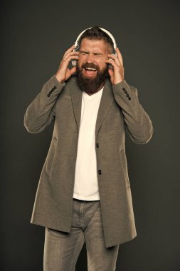 İlham verici bir şarkı. Müzik kütüphanesi. Sakallı adam müzikten hoşlanıyor. Ses kitabı. Dinleme kitapları başvurusu. Yaşam tarzı müzik hayranıyım. Kablosuz kulaklık dinleyen bir adam. Hippi kulaklık kullanıyor.