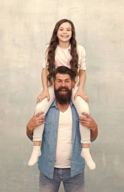Baba olmaktan mutluyum. Baba ve kızı eğleniyor. Neşeli baba. Baba 'nın hayata yaklaşımı kızının kendi hayatını kurmasına örnek olacak. Birlikte güzel vakit geçiriyoruz. Çocuk ve baba en iyi arkadaşlar