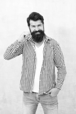 Gerçek erkekler için berber bakımı. Bıyıklı vahşi hippi. Sakallı, olgun bir hippi. Tarzına güveniyor. Sakallı adam gülümsüyor. Denim bak. Erkek modası.