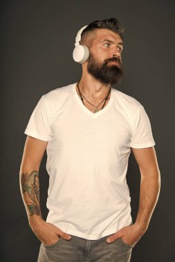 Ses yapımcısı. Dinleme başvurusu. Yaşam tarzı müzik hayranıyım. Kablosuz kulaklık dinleyen bir adam. Hippi kulaklıklar. İlham verici bir şarkı. Müzik kütüphanesi. Sakallı adam müzikten hoşlanıyor. DJ kariyeri