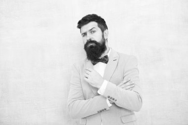 Düğün gününde sinirleri nasıl yeneceğimi. Papyonlu adam sakallı hipster resmi takım elbise. Düğün modası. Resmi stil mükemmel bir kıyafet. Kusursuz damat. Düğün öncesi anksiyete başa çıkmak için ipuçları. Damatlar için ipuçları