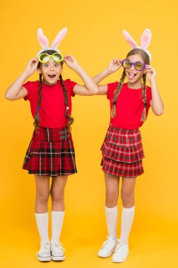 Küçük okul kızları uzun tavşan kulakları. Geleneksel Paskalya oyunları. Kültür ve gümrük kavramı. Bahar tatili. Tavşan kulaklı çocuklar. Okul arkadaşlarınla Paskalya 'yı kutla. Paskalya hazırlıkları