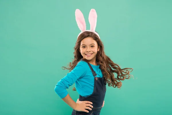 女の子はうさぎの耳をしている。ウサギの衣装の子供。春休み。イースター面白いウサギ。ハッピー・イースター。季節の販売と割引。買い物や小売。幸せと喜び。イースター休暇の準備 — ストック写真