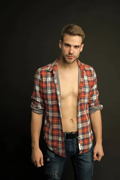 Guapo y sexy. Hombre guapo con el torso desnudo fondo oscuro. Bienestar y cuidado corporal. Un tipo caucásico con una cara guapa. Aseo masculino. Guapo y bien arreglado — Foto de Stock