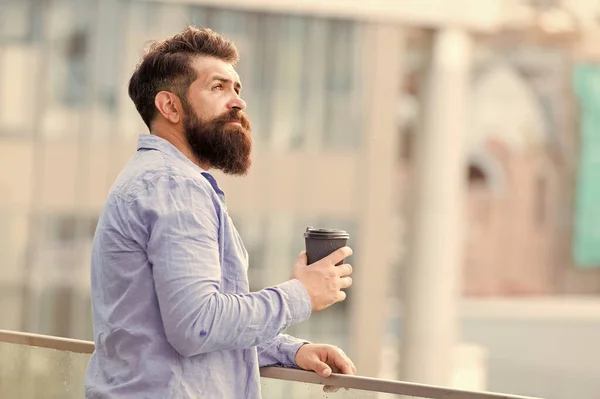 Hombre barbudo relajarse. brutal hipster con taza de café. carga de energía. Cuidado de peluquero masculino. espacio de copia. Zona horaria. hombre reflexivo beber tomar café al aire libre. café de la mañana. Maduro hipster con barba — Foto de Stock