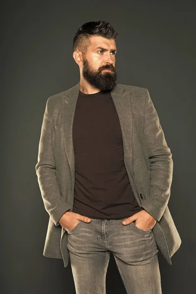 Roupa de moda. Olhar masculino. Homem hipster brutal. Hipster usando roupas casuais. Barba de Hipster e corte de cabelo elegante. Homem barbudo estilo moderno hipster. Roupa de estilo monocromático. Elegante, mas moderno — Fotografia de Stock