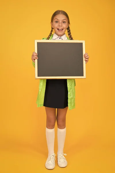 Estudante usar capa de chuva segurar espaço de cópia quadro em branco. Tecido impermeável para conforto. Acessório à prova de chuva. Roupas impermeáveis. Menina criança feliz usar capa de chuva. Manto impermeável. Previsão meteorológica — Fotografia de Stock