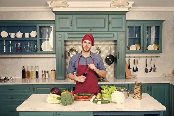 Jag undervisar i matlagning. Rätt kost. Träningsdiet. Bästa maten. Friska livsmedel. Vegetariskt recept. Vegansk köksmästare. Diet och ekologisk mat. Skäggig man kock. Kocken i hatt. Matlagningskurs — Stockfoto