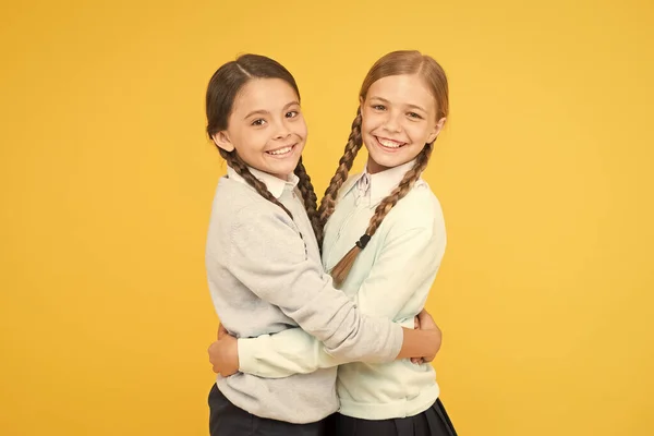 Una relación amistosa. Objetivos de amistad. Lindas compañeras de escuela. Concepto de humor alegre. Mi querido amigo. Primer día de escuela. Hermandad y amistad. Amistad escolar. Apoyo y amistad —  Fotos de Stock