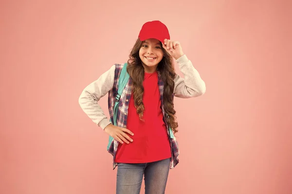 Una colegiala con estilo. Estilo casual cómodo para pasar todo el día en la escuela. Chica pequeña mochila de moda llevar cutie. Colegiala vida diaria. Colegiala ropa de calle estilo. Club escolar — Foto de Stock