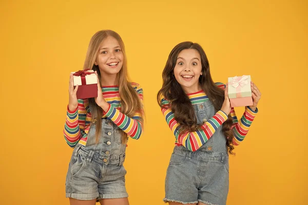 Offrir des cadeaux pour les enfants. Les enfants sourient avec des cadeaux emballés. Filles heureuses tiennent des cadeaux dans les mains. Petits enfants avec cadeaux d'anniversaire. Fête d'anniversaire. Jour de boxe. Vacances de saison — Photo