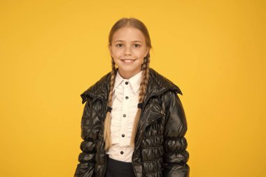 Hava ne olursa olsun onu sıcak ve kuru tut. Sarı arka planda mutlu bir çocuk. Küçük kız çocuğunun sonbahar bakışı. Moda çocuğu gülümsemesi gündelik tarzda. Uzun sarı saçlarıyla gülümseyen sevimli küçük bir çocuk.