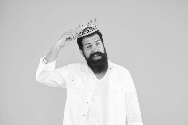 Roi de la fête. Un égoïste égoïste. Personne narcissique. Complexe de supériorité. L'homme barbu porte du blanc. Aime toi. Fête du carnaval. brutal et beau prince fond jaune — Photo