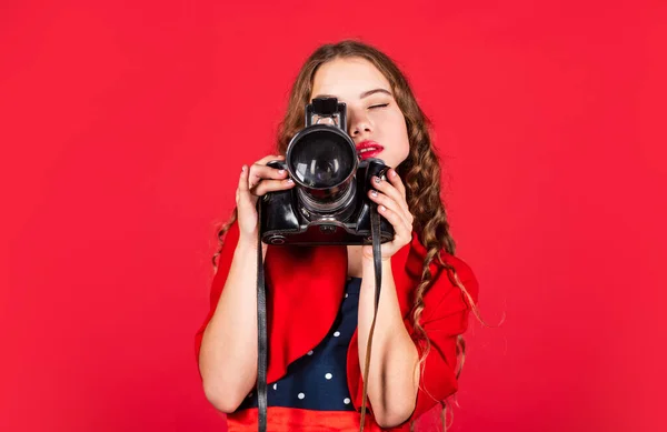 Professionele camera. Meisje met retro camera. Momenten vastleggen. SLR camera. Cursussen voor fotografen. Onderwijs voor journalisten en journalisten. Leer gebruik presets. Foto 's bewerken. Handmatige instellingen — Stockfoto