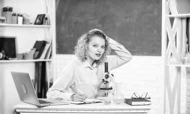 Öğretmenler günü. Öğretmen zor ama çok ödüllendirici meslek. onstantly yeni beceriler öğrenme. Sınıfta ki sevimli öğretmen. Örgün eğitim. Öğretmen güzel kadın eğitim süreci zevk