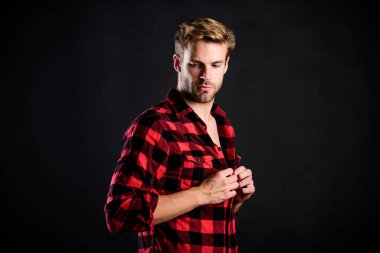 Hipster siyah arka plan. Erkeksi özellikler sergiliyor. Erkeklik ya da erkeklik standartları. Erkeklik kavramı. Berber ve güzellik salonu. Modern erkekliğin anlamı. Yakışıklı, bakımlı adam.