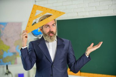 Teoride öyle. İletişim yetenekleri. İyi şanslar. Modern öğretmenlik dersi. Eğitim ve eğitim. Modern okul. Bilgi toplama günü. Sınıftaki tahtada sakallı yakışıklı bir adam. Modern öğretim yöntemi