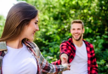 Görünüşte aşk. Sevgililer günün kutlu olsun. Ormanda yaz kampı. Aile hafta sonu. Romantik randevu. Birbirine aşık çiftler. Seçici odak noktasında bir kız ve parkta bir erkek. Dışarıdaki çiftin ilk karşılaşması. İlişki