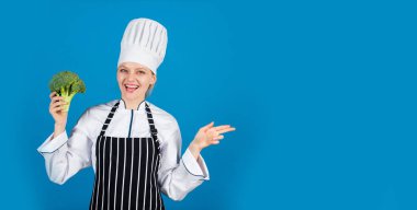 Sonsuza kadar ye. Aşçı kadın brokoli pişiriyor. Sağlıklı yiyecekler. Diyet ve sağlıklı yemek için sebzeler. Organik yiyecekler. kopyalama alanı. yeşil taze sebzeli brokoli. Brokoli sebzesi vitamin doludur.