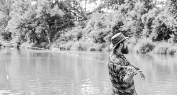 Coisas boas vêm para aqueles que isca. Pesca esporte ao ar livre. Passatempo de pesca. Ensina o homem a pescar. A pesca com mosca pode muito bem ser considerada a mais bela de todos os desportos rurais. Pescador sorte captura peixe — Fotografia de Stock