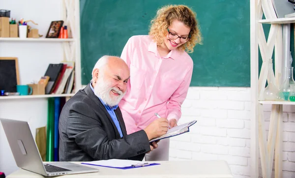 преподаватель т студентку. семинар lesson study золотые человечки. профессор и студентки на экзамене. учитель и ученик. гифки старик преподаватель и студентка.