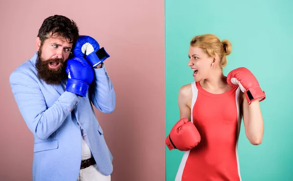 Pelea de boxeo entre hombres y mujeres. Boxeadores luchando con guantes. Relaciones difíciles. Pareja enamorada compitiendo boxeo. Concepto de conflicto. Vida familiar. Relaciones complicadas. Un par de relaciones románticas —  Fotos de Stock