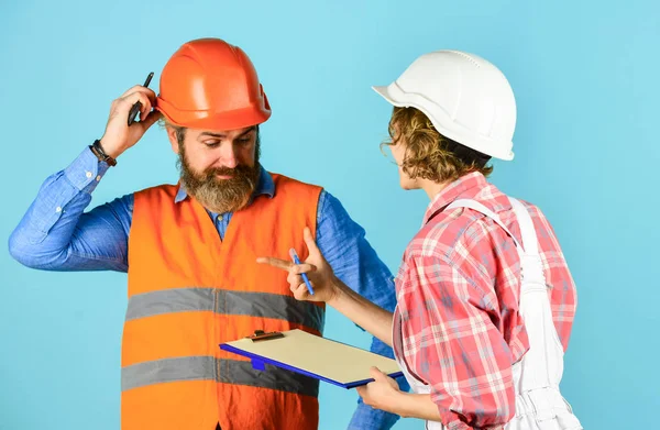 Couple d'ingénieurs travaillant ensemble sur la construction du plan directeur. travaux sur chantier ou usine. Génie civil. partenaire industriel. emploi et profession. électrique et technicien confiant — Photo