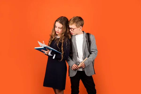 Una biblioteca muchas historias. Pequeños lectores de bibliotecas. Los niños pequeños leen libros de biblioteca. Tomando libros de la biblioteca de la escuela. Lectura y comprensión. Bookworms paraíso — Foto de Stock