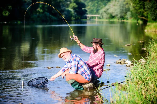 Pêcheur à la mouche. voler poisson passe-temps des hommes. pêche à la retraite. Deux amis mâles pêchant ensemble. Pêche et capture. heureux pêcheurs amitié. père retraité et fils barbu mature — Photo