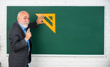 Bilgi kavramı. Soruşturma ve araştırma. Matematikte ne kadar başarılı. İpuçları çiziyorum. Ömür boyu öğrenci olun. Sakallı özel öğretmen, karatahta geçmişi. Olgun bir öğretim üyesi bilgilerini paylaşır. Kök bilgi